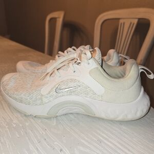 Nike Womens Sz 7 Nike Renew Sneakers
